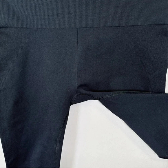 Athleta Breakthrough  Laser Cut Black Capri - Picture 8 of 15